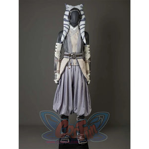 Displays a mannequin in Ahsoka Tano’s complete outfit, including layered vests, arm wraps, a belt, and the headpiece with montrals.