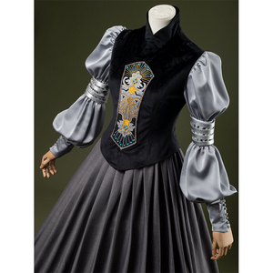 Attack of the Clones Padmé Amidala Cosplay Costume, cross-neck vest with a pattern decoration in the center.