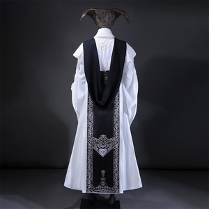 The black scarf hangs down from the shoulders, forming an elegant arc, and the black back piece is decorated with delicate patterns.