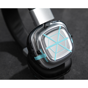 Game Rivals Luna Snow Cosplay Costume, silver headphones with blue accents.