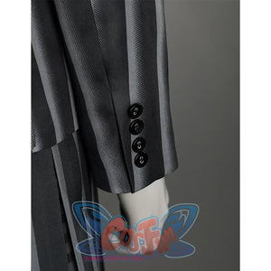 The suit has four neat black buttons on each sleeve, same as the suit front button.