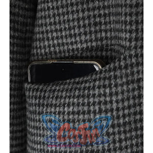 The coat has pockets on both sides, combining practicality and beauty.