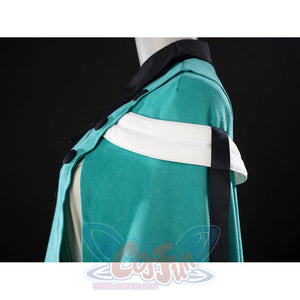 Witch Hat Atelier Coco Tetia Richeh cosplay cloak shoulder close-up wraps a white band over teal fabric.