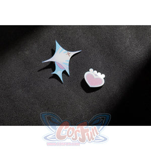 Wuthering Waves Aemeath cosplay hair clip pieces detail pairs a blue star shape with a pink paw accent.