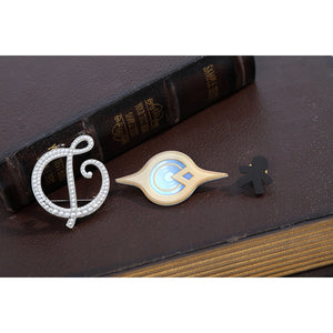 Wuthering Waves Denia cosplay brooch set detail groups a silver-tone music charm, wing badge, and black accent.