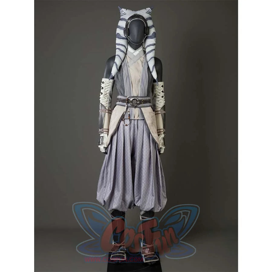 Displays a mannequin in Ahsoka Tano’s complete outfit, including layered vests, arm wraps, a belt, and the headpiece with montrals.