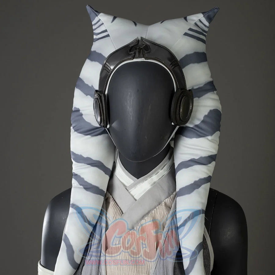 Displays a mannequin wearing Ahsoka Tano’s headpiece with montrals and headphones, paired with her gray and white layered top.