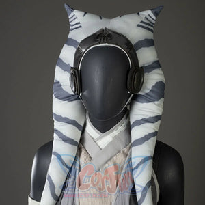 Displays a mannequin wearing Ahsoka Tano’s headpiece with montrals and headphones, paired with her gray and white layered top.