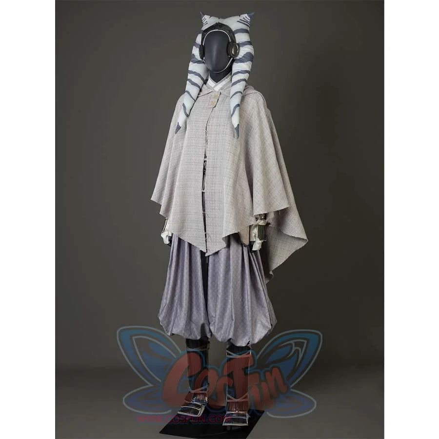 Presents the side view of a mannequin in Ahsoka Tano’s outfit, highlighting the cloak’s drape, pants shape, and headpiece details.