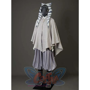 Presents the side view of a mannequin in Ahsoka Tano’s outfit, highlighting the cloak’s drape, pants shape, and headpiece details.