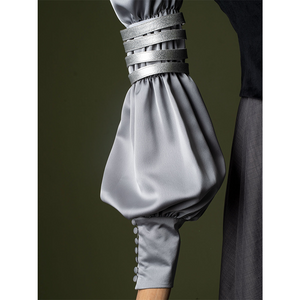 Attack of the Clones Padmé Amidala Cosplay Costume, the middle part has armlet, and the lower part has puff sleeves and fitted cuffs.