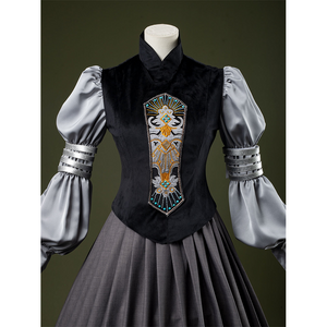 Attack of the Clones Padmé Amidala Cosplay Costume, cross-neck vest with a pattern decoration in the center.