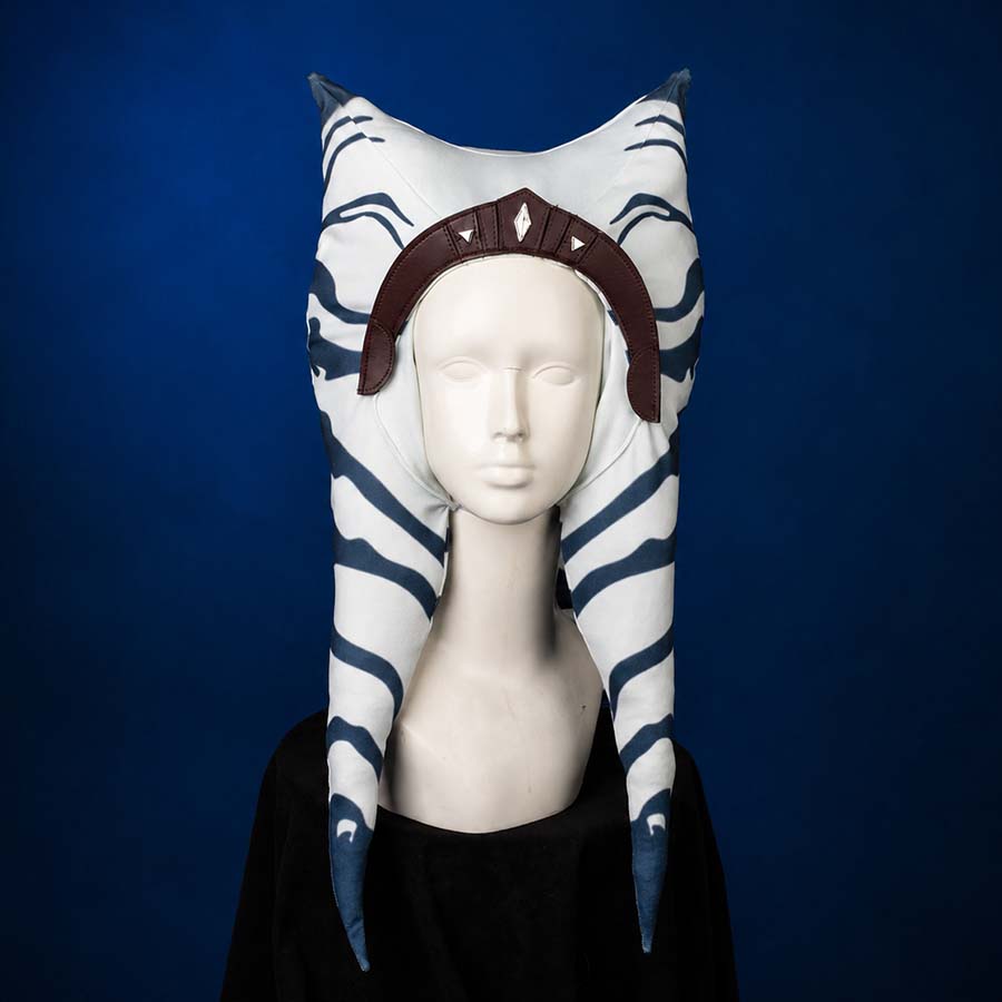 COSFUN The Mandalorian Ahsoka Tano cosplay hat anchors a brown trim band across the forehead with diamond patterns.