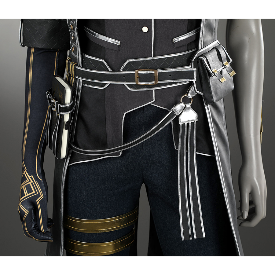 The waist is detailed with black belts and fanny pack, adding richness.
