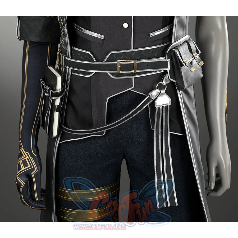 The waist is detailed with black belts and fanny pack, adding richness.