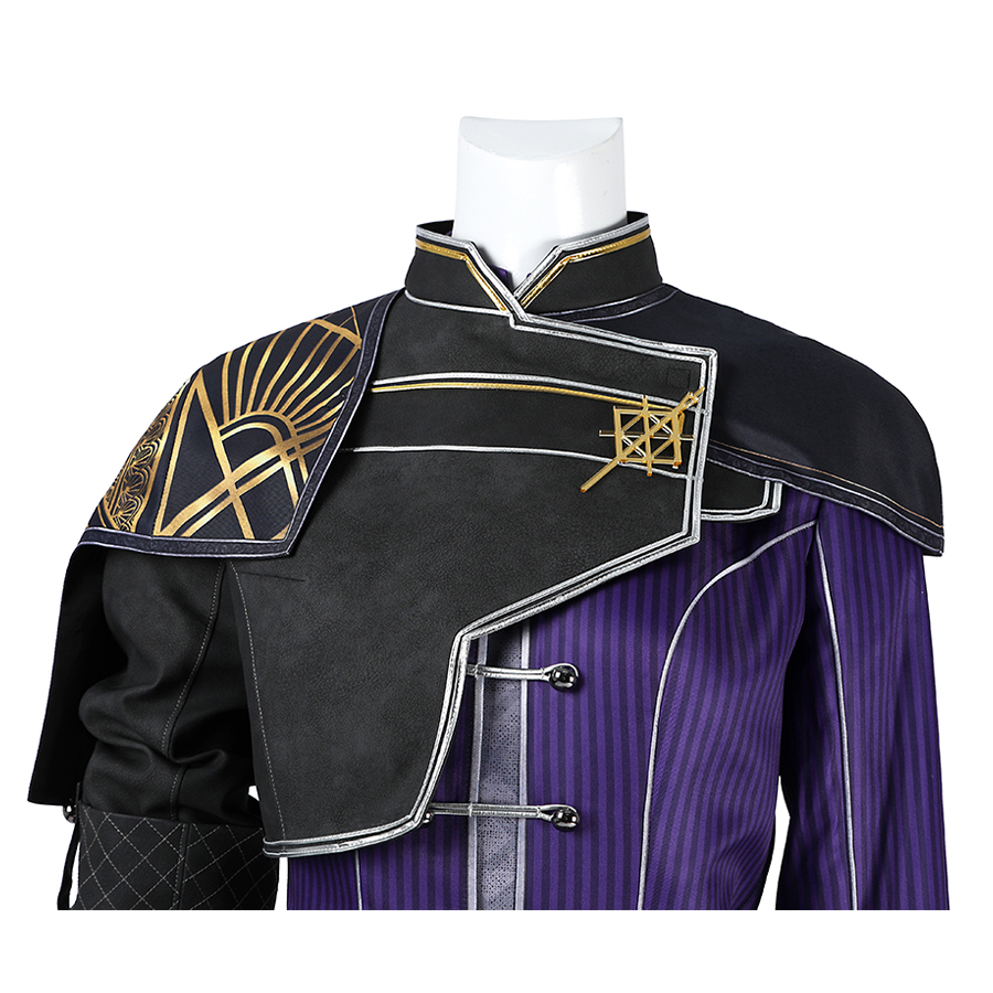 The irregularly shaped overcoat with golden and silver thread decoration.