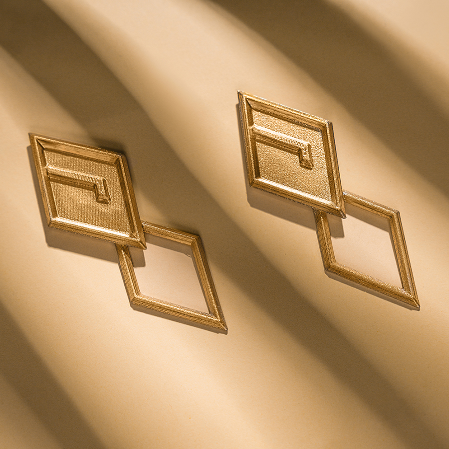 Dan Heng Permansor Terrae Cosplay Costume, a gold decoration composed of two rhombuses.