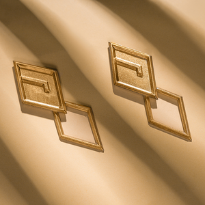 Dan Heng Permansor Terrae Cosplay Costume, a gold decoration composed of two rhombuses.