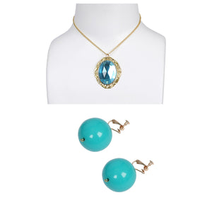 Jewelry of the Detective Peach costume: gold necklace with blue gem, and blue spherical earrings with gold clips.