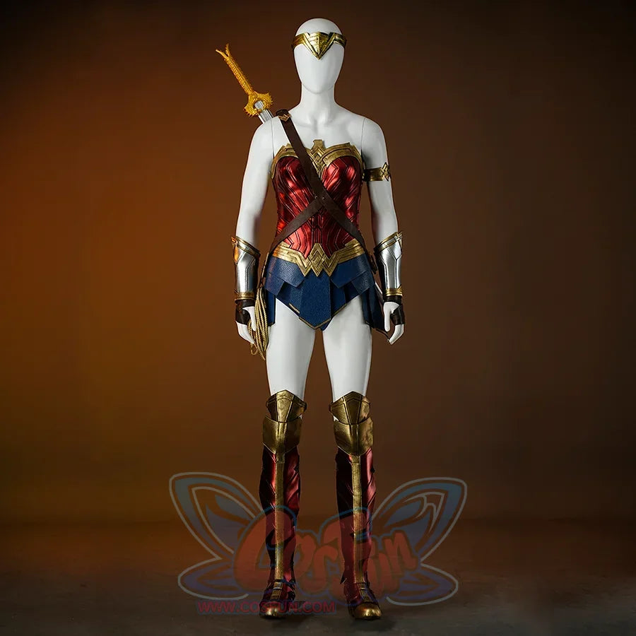 The upper body of the costume is designed with shiny red and gold, with a golden belt at the waist, a dark blue skirt, and gorgeous metal arm armor, there is a rope on the right side of the waist, an armband on the left arm, and a golden headband on the head, the design is exquisite and echoes the golden armor on the chest.