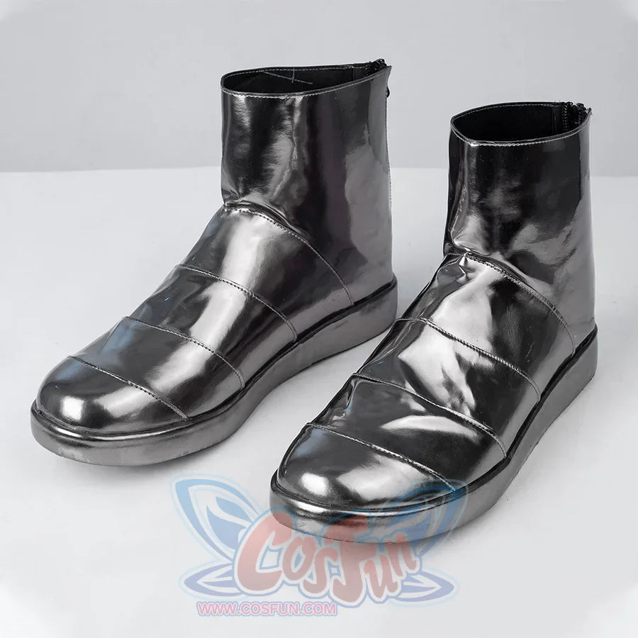 Dr. Doom Victor von Doom Cosplay Boot&#39;s right side view, the whole is silver shiny PU leather with a metallic texture, the upper adopts a splicing design, similar to the structure of armor.