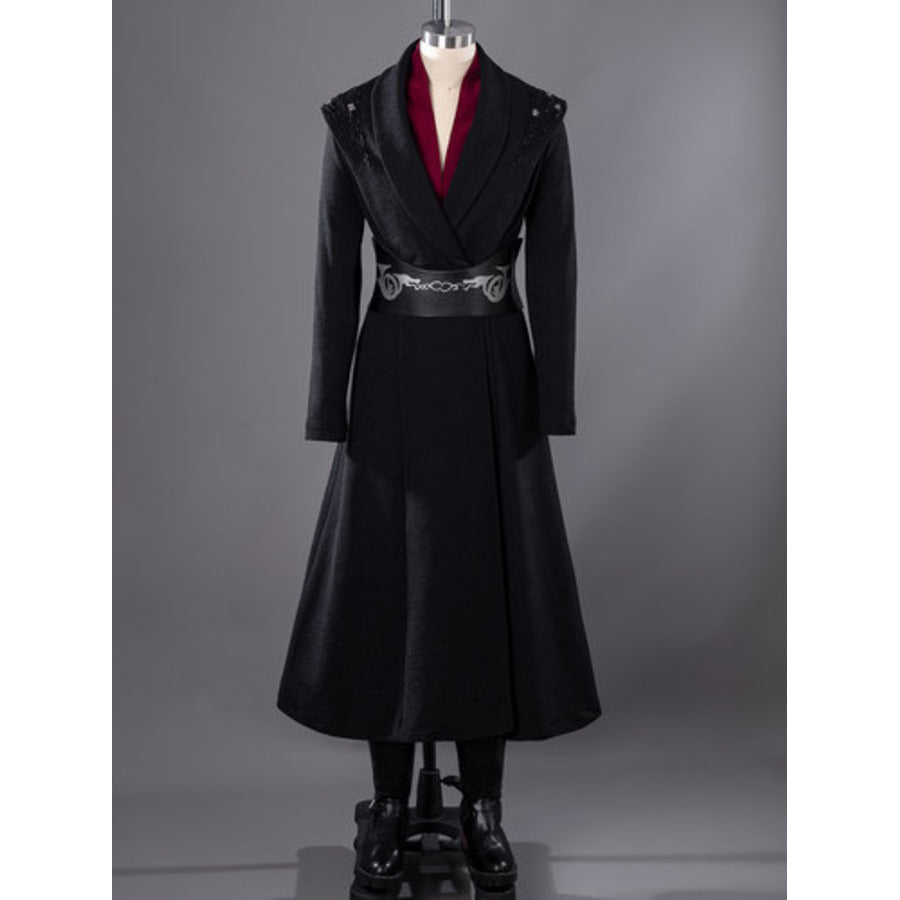 Rhaenyra cosplay black coat layers a wide shawl collar over a deep red panel anchored by a silver-plate belt.