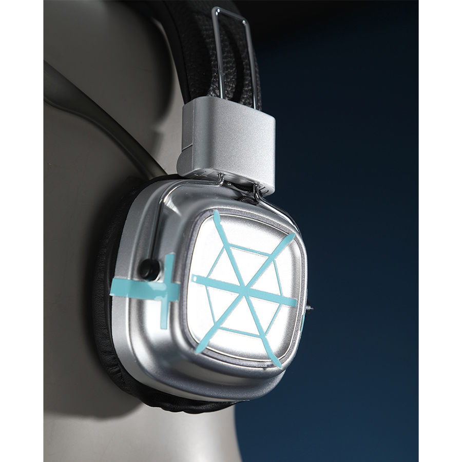 Game Rivals Luna Snow Cosplay Costume, silver headphones with blue accents.