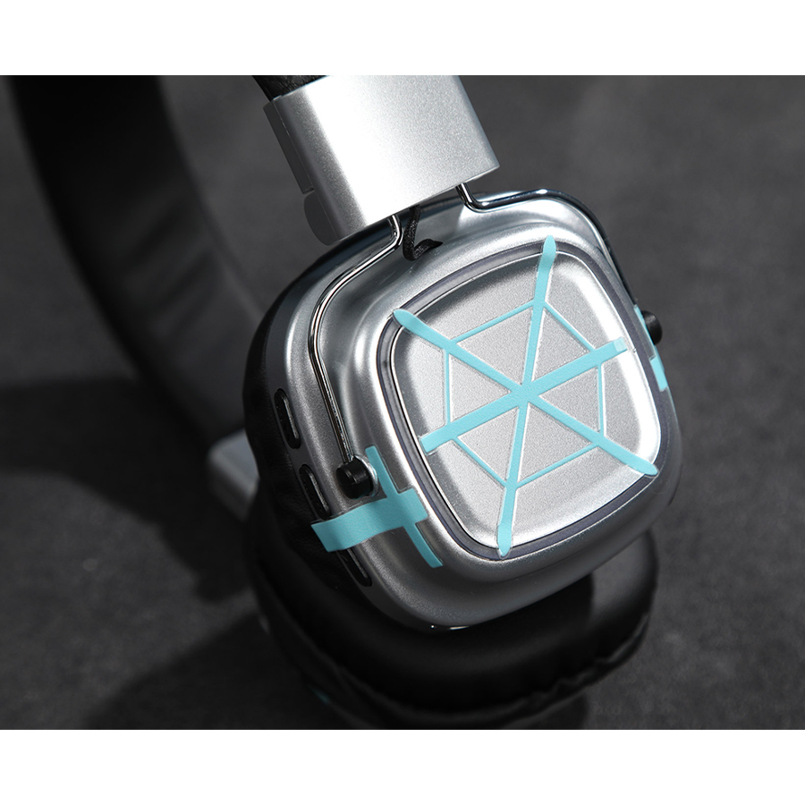 Game Rivals Luna Snow Cosplay Costume, silver headphones with blue accents.