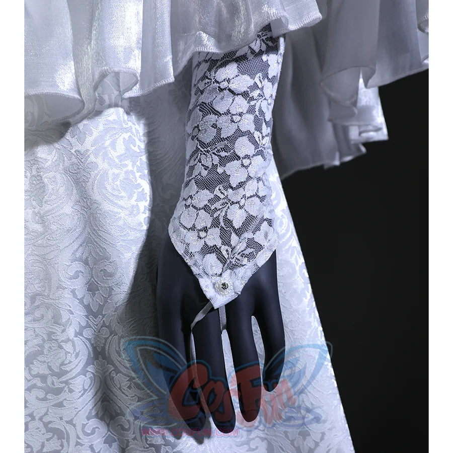 Gwyndolin&#39;s white lace gloves extends into a V-shaped tip on the back of the hand, secured at the middle