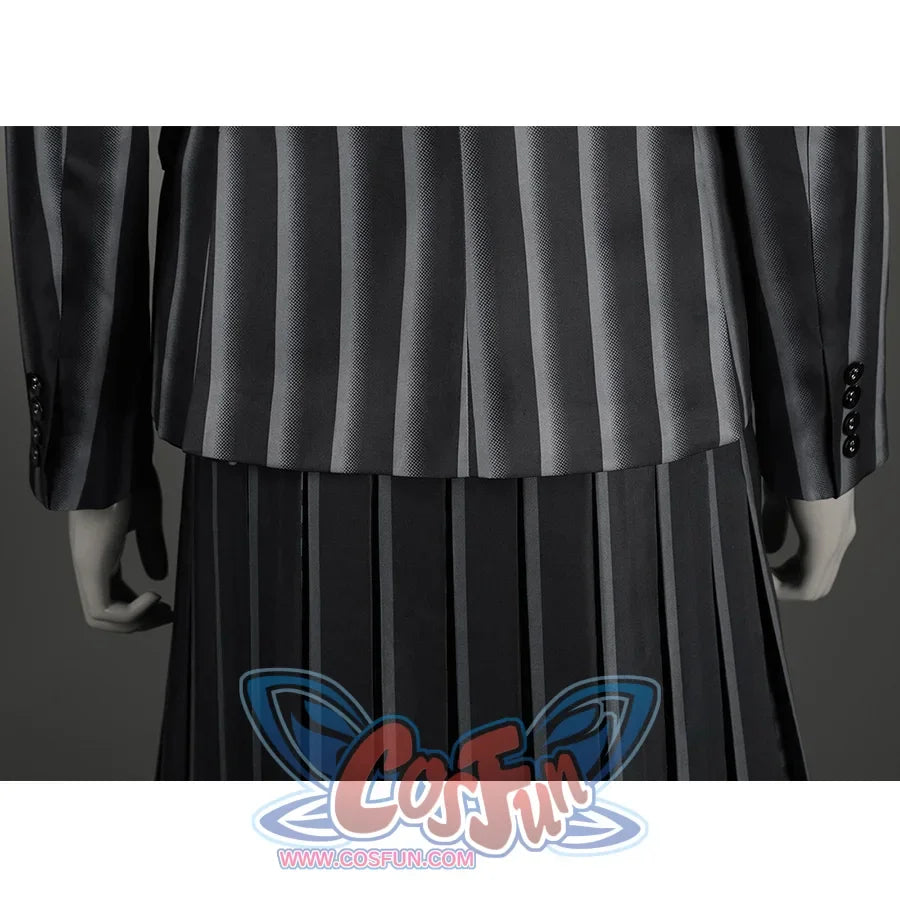 The suit has four neat black buttons on each sleeve, same as the suit front button. 