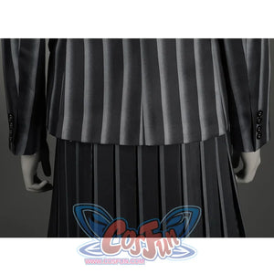 The suit has four neat black buttons on each sleeve, same as the suit front button. 