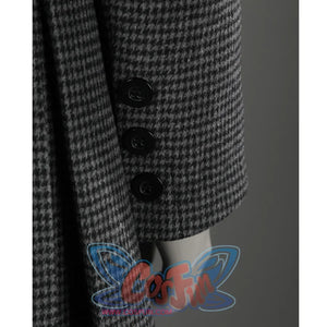 The coat has three neat black buttons on each sleeve, which not only serve a functional purpose, but also add layering and detail to the overall design.