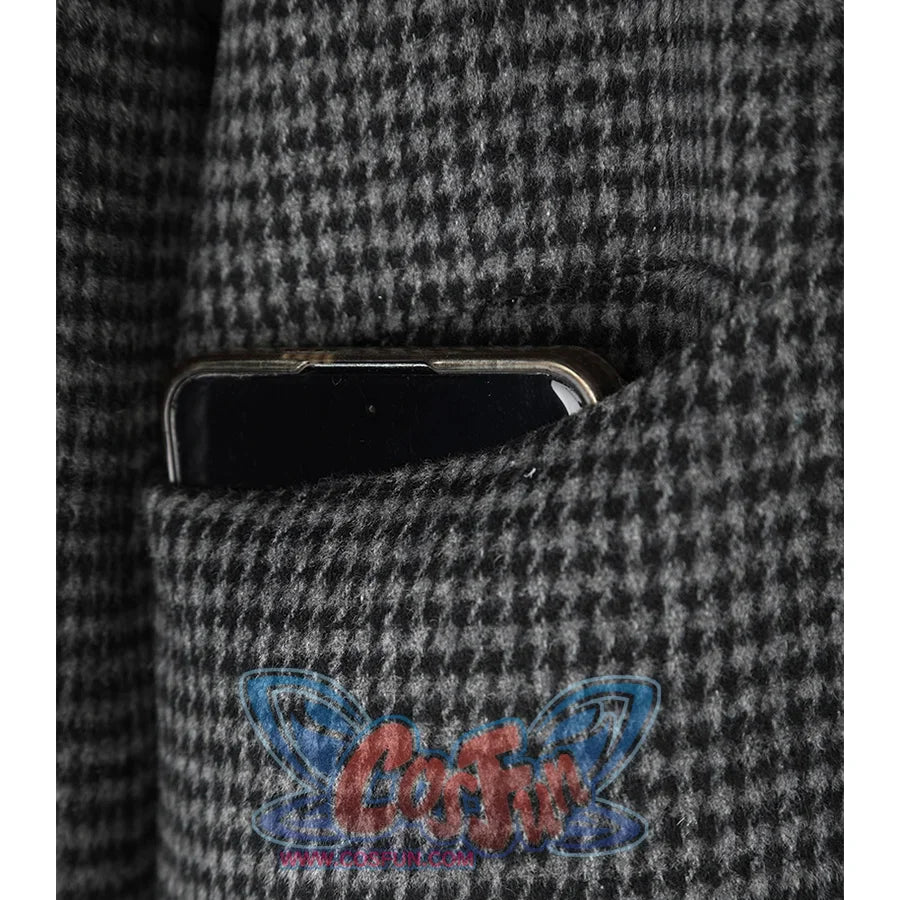 The coat has pockets on both sides, combining practicality and beauty.