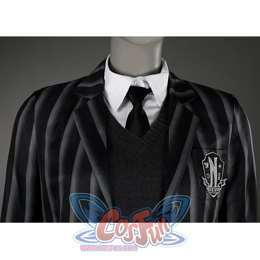 Striped suit jacket with black knitted vest, white shirt and black tie, create a simple and formal combination.