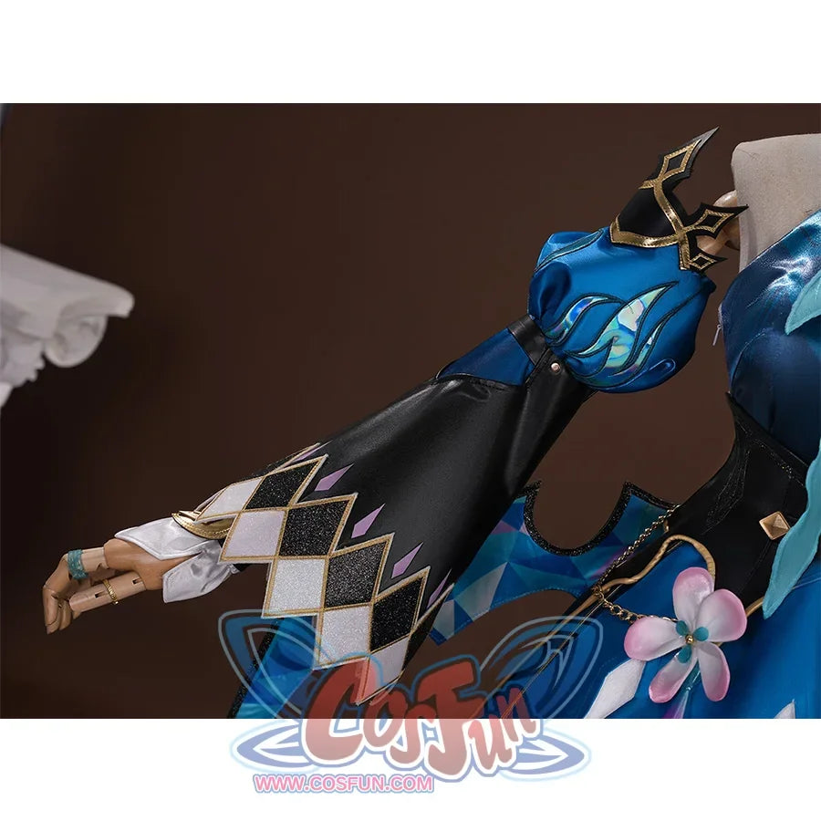 Honkai: Star Rail Cerydra Cosplay Costume&#39;s  right sleeve has a black background with gold diamond patterns.