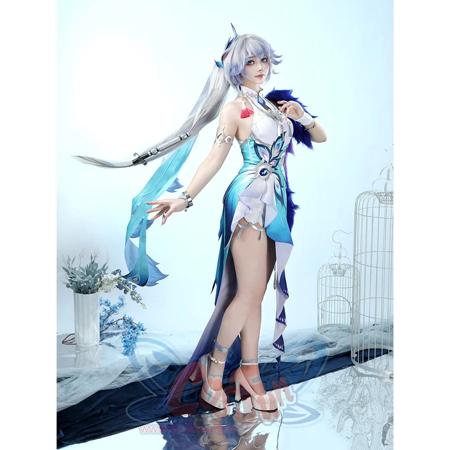 Yao Guang cosplay right side pose featuring white and teal outfit with flowing blue cape details