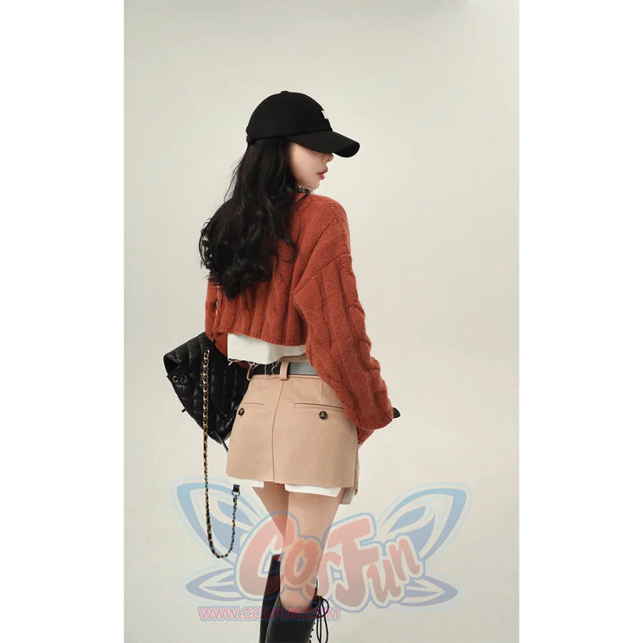 A New Loose-Fitting Vintage Short Sweater For Early Spring