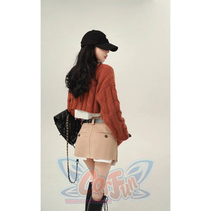 A New Loose-Fitting Vintage Short Sweater For Early Spring