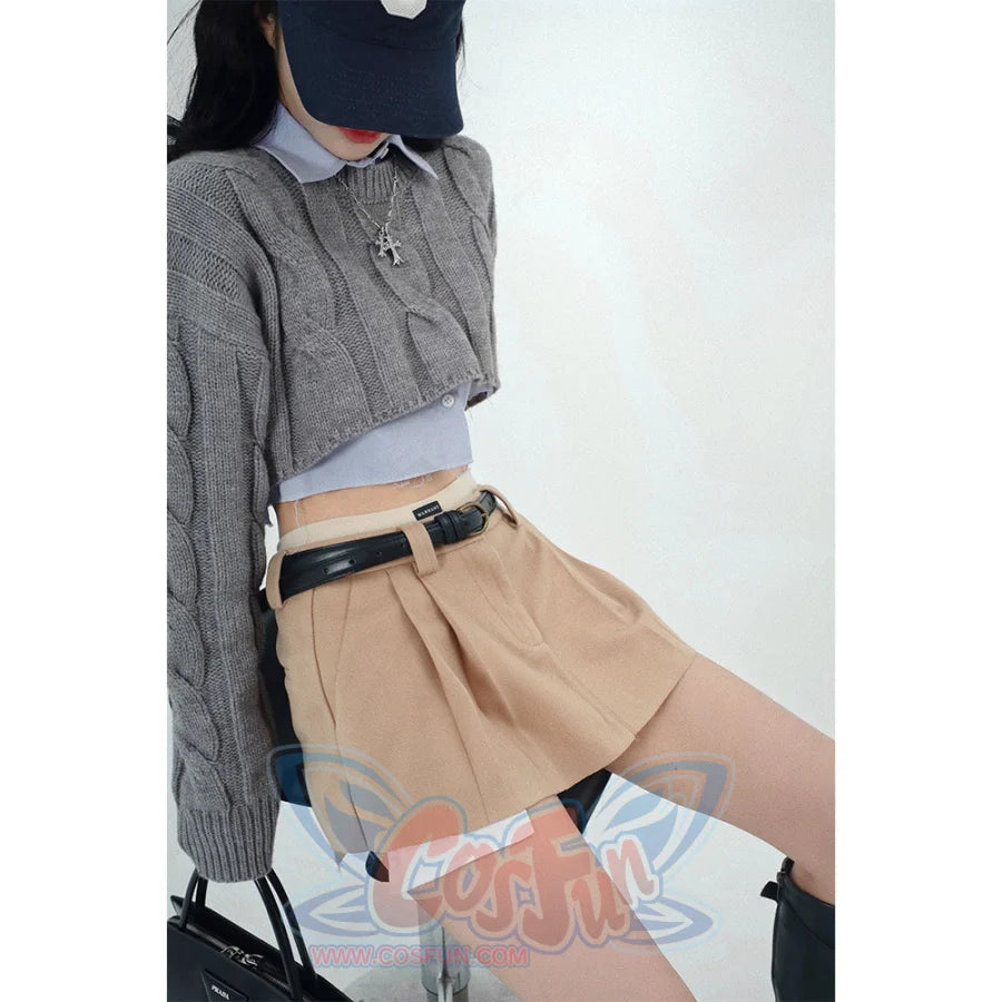 A New Loose-Fitting Vintage Short Sweater For Early Spring