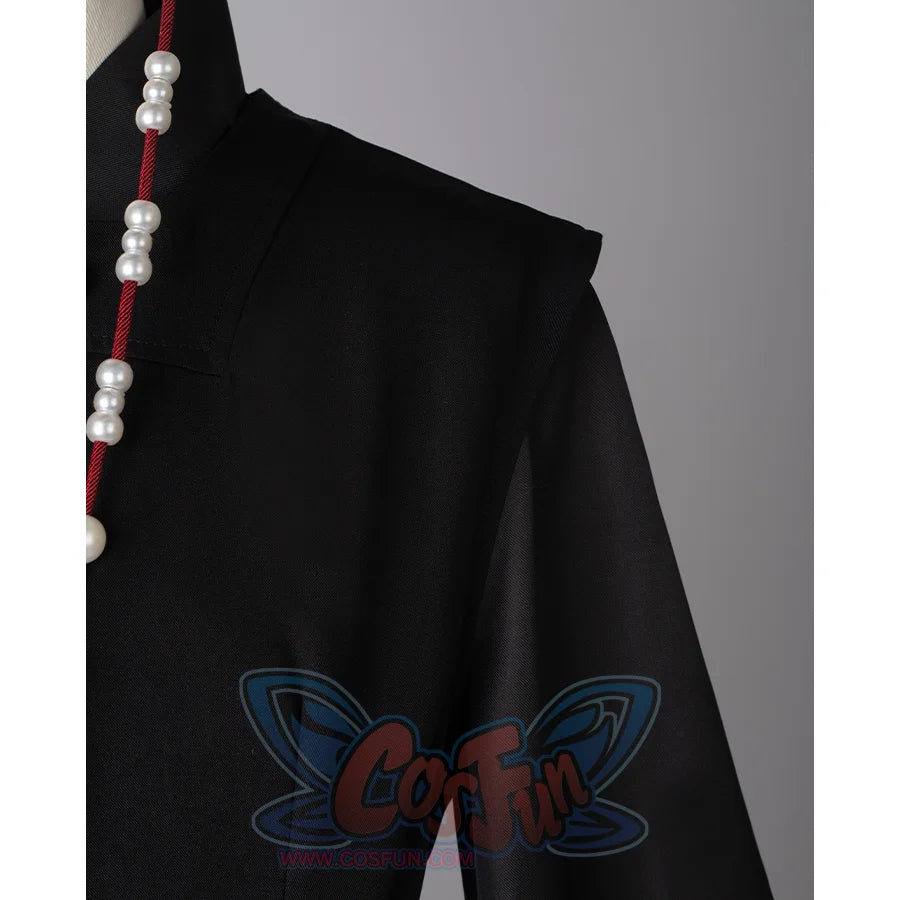 The coat is a sleeveless robe, the use of textured fabrics is more restored.