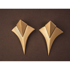 Sandrone cosplay costume gold skirt panel accessories, a pair of arrow-shaped gold pieces with raised pyramid center detail