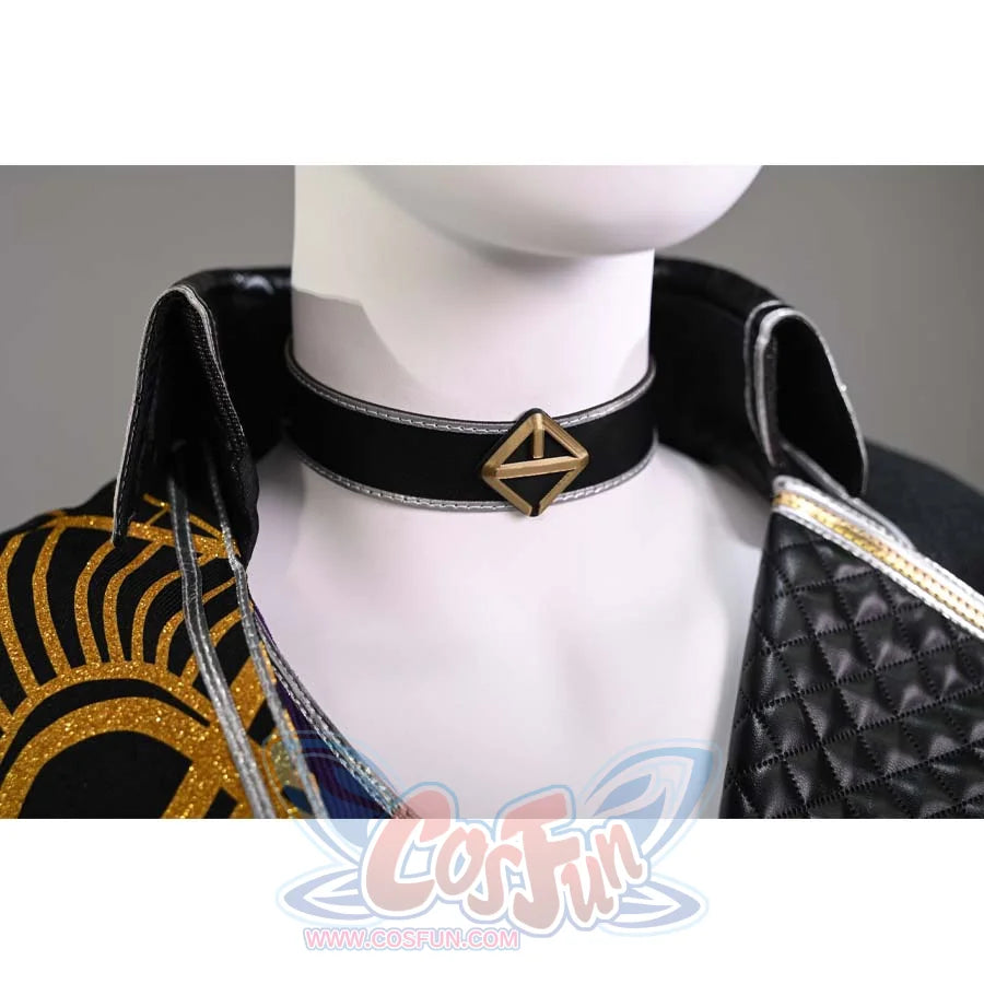 This close-up focuses on the black choker with a gold emblem on Sciel&#39;s cosplay costume, adding a unique touch to the outfit.