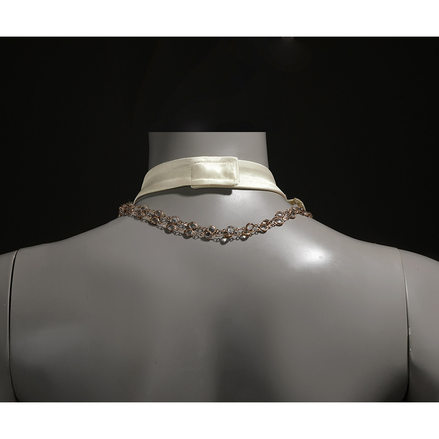 Star Wars: Episode 2 Padmé Amidala Cosplay Costume, the necklace is composed of multiple metal rings.