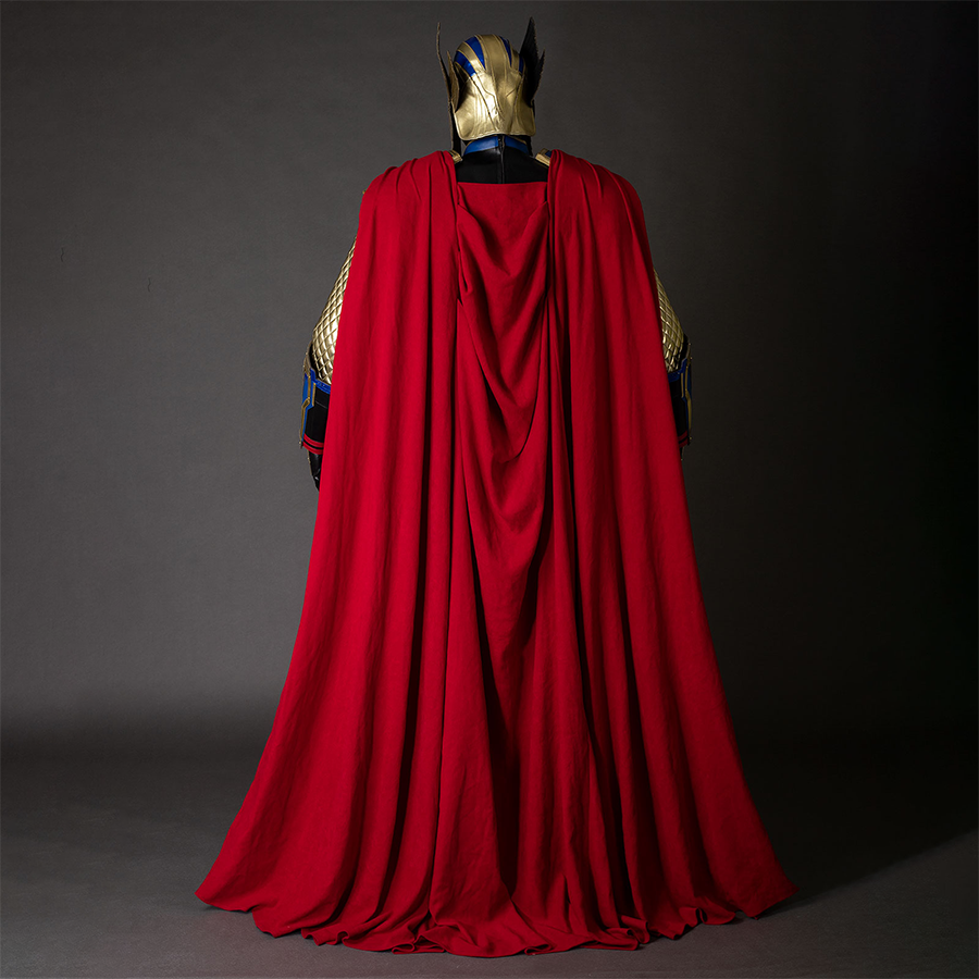 Thor: Love and Thunder Cosplay costume&#39;s red cape is very long, and the material of the cape looks soft and flowing, giving people a sense of elegance and nobility.