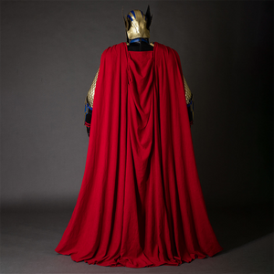 Thor: Love and Thunder Cosplay costume's red cape is very long, and the material of the cape looks soft and flowing, giving people a sense of elegance and nobility.