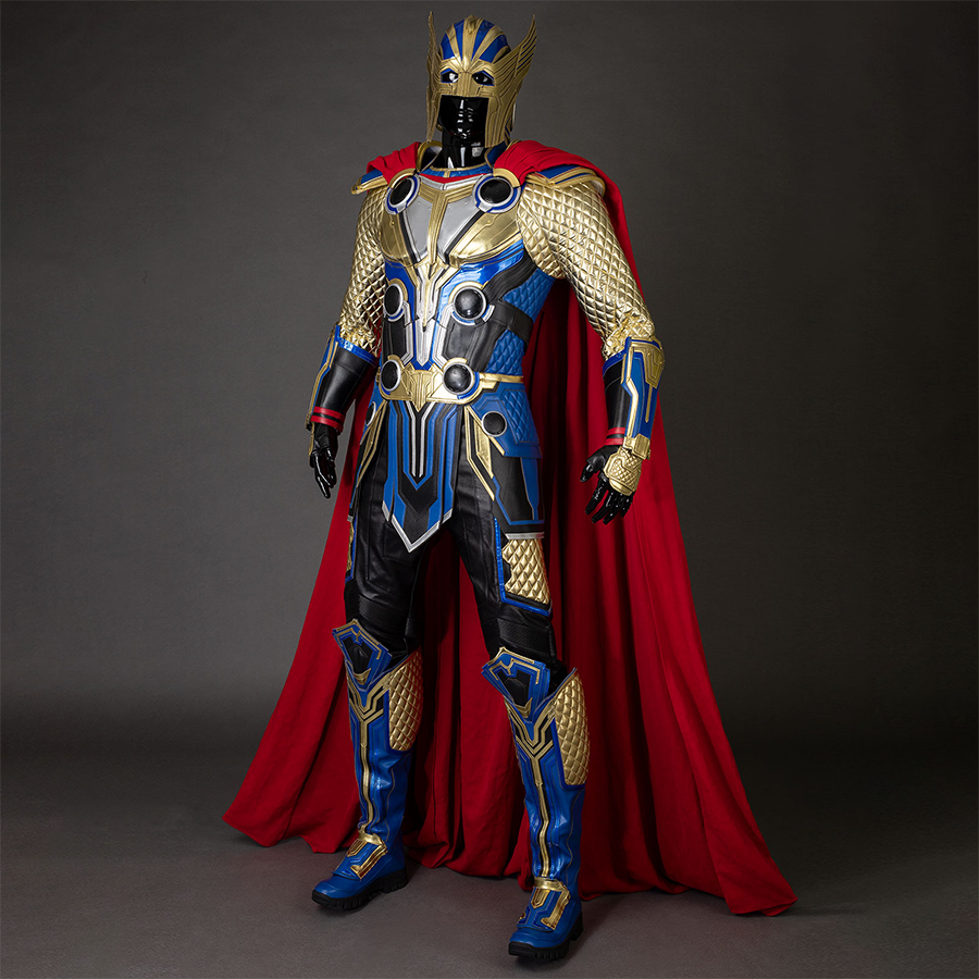Thor: Love and Thunder Cosplay costume&#39;s right side, it is mainly gold and blue color, the design of the helmet is full of elements of ancient warriors, the armor design on the chest and shoulders is layered, the sleeves are golden diamond texture, supplemented by a red cloak, which adds a sense of nobility and authority to the overall shape, the pants are mainly black with gold decorations on both sides, echoing the sleeves.