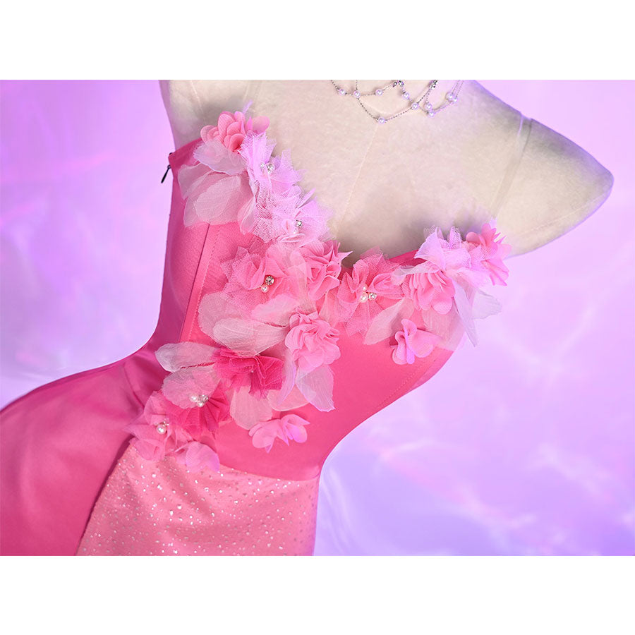 Close-up WinX Club Flora cosplay costume