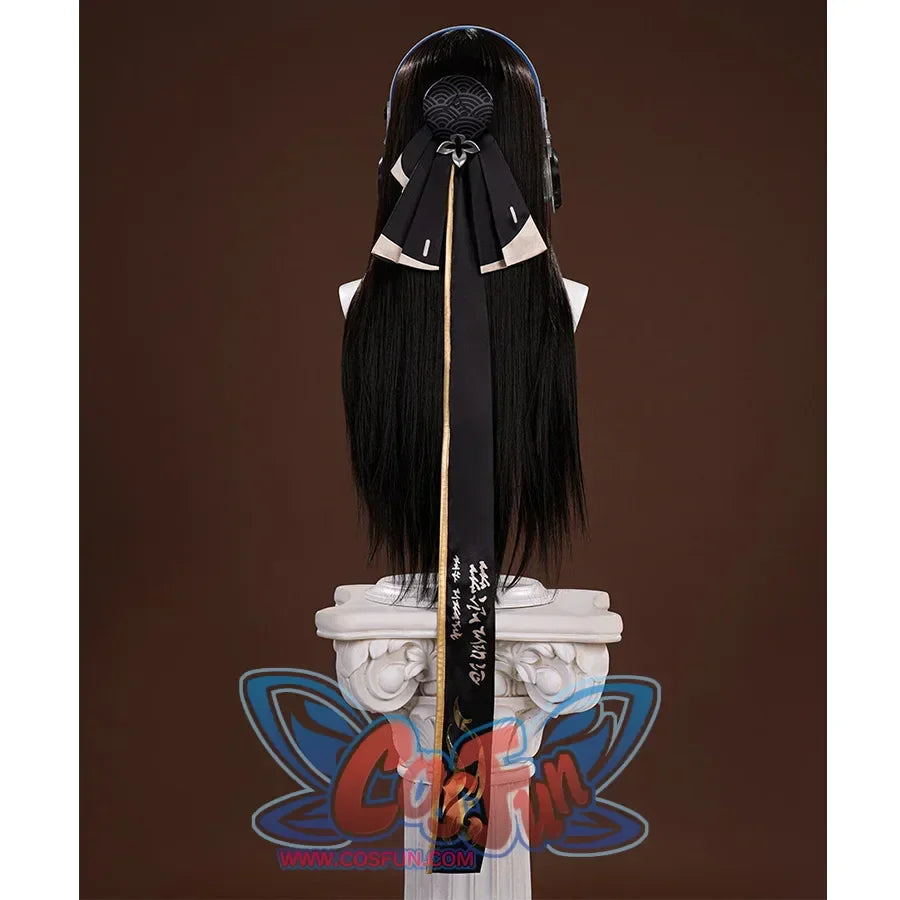 The center part of the headband is a complex pattern with silver flower decorations below, there are several short headbands and one long headband.