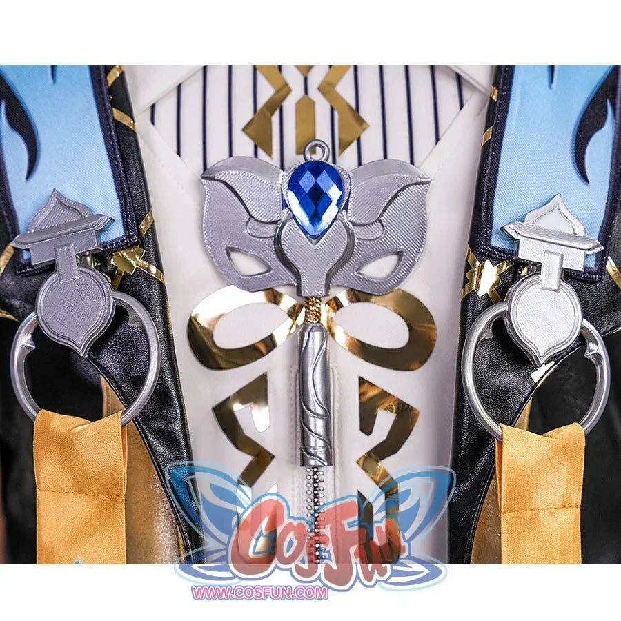  There is an elephant decoration in the middle of the coat, the elephant decoration&#39;s head is decorated with sapphires.