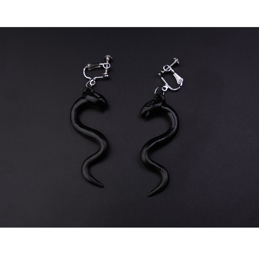 Wuthering Waves Gabrielle Cosplay Costume, black snake earrings.
